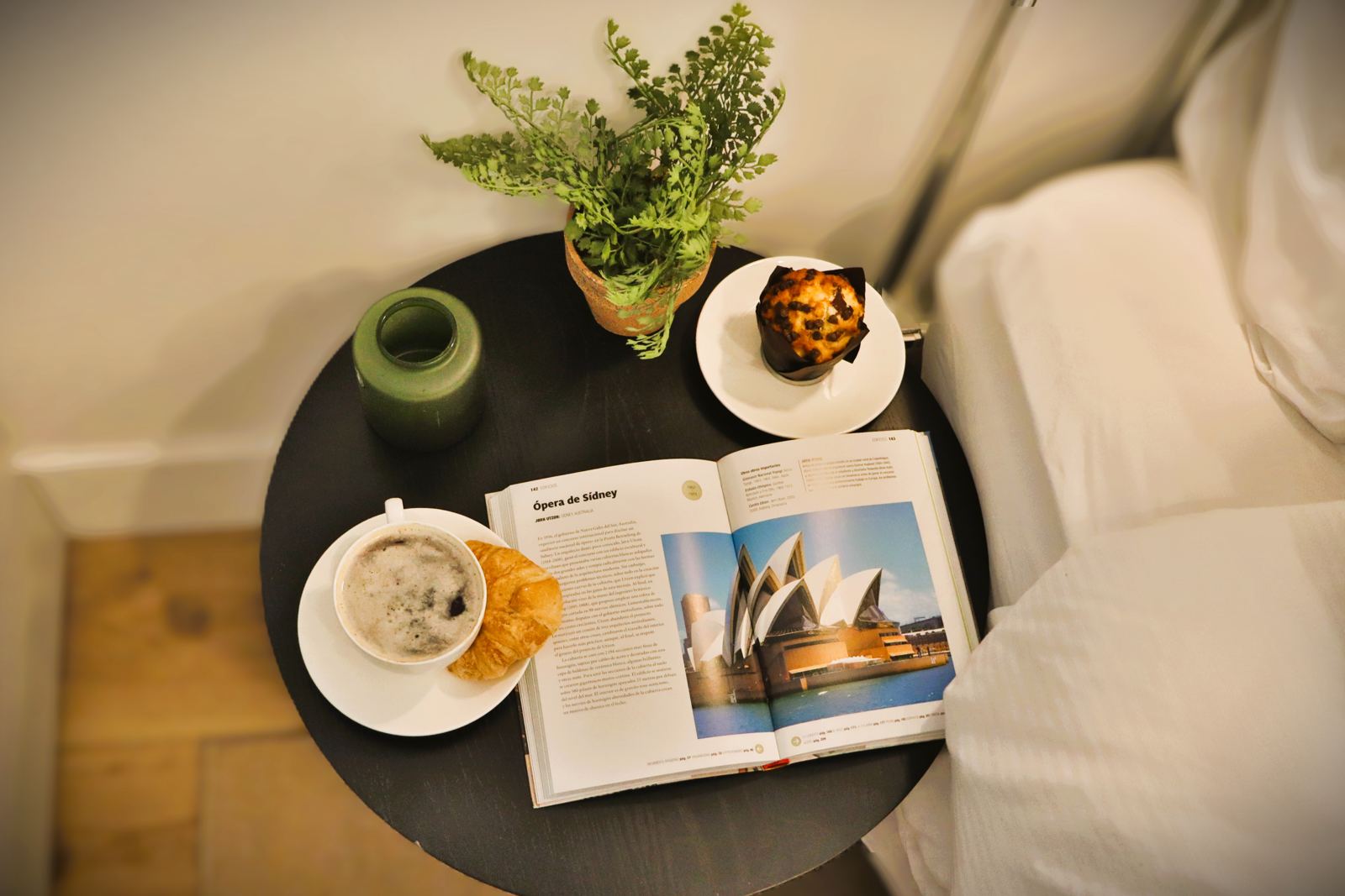 Mesa redonda junto a la cama con el desayuno servido, vista desde arriba
